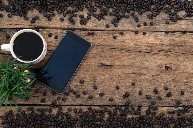 Le café donne de l'énergie pour travailler sur le bureau. vue de dessus