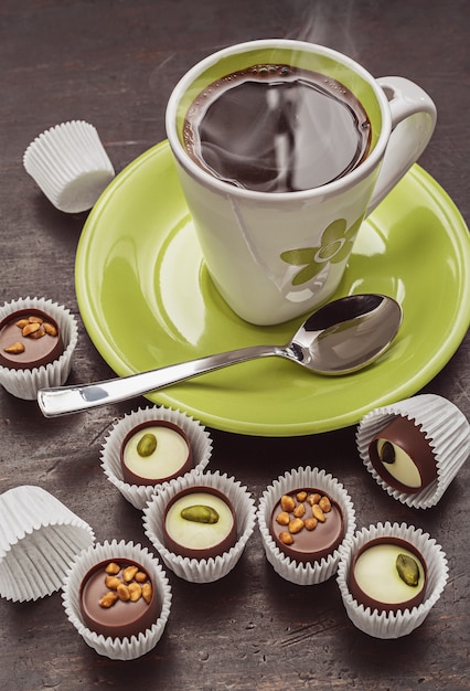 Café du matin avec des bonbons au chocolat