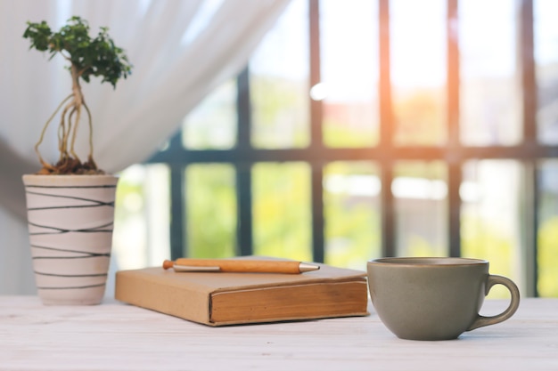 Café du matin, café sur table en bois et fond de nature