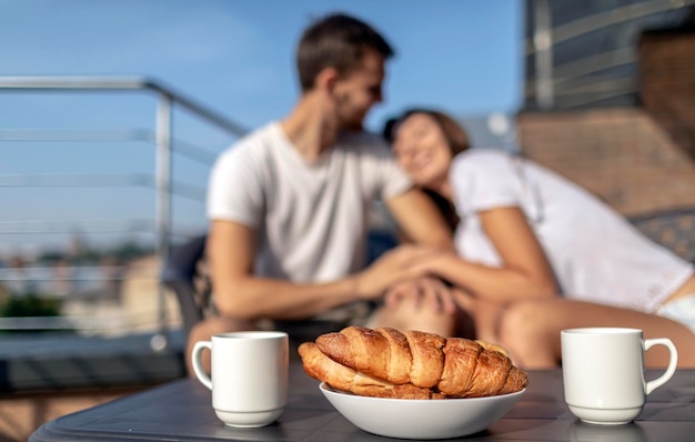 Café du matin et croissants sur un