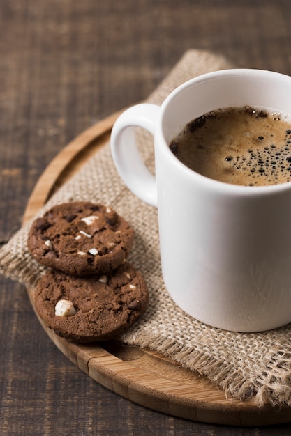 Café Du Matin Dans Une Tasse Blanche Et Des Biscuits