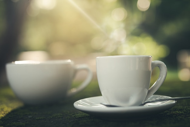 Café du matin avec le lever du soleil