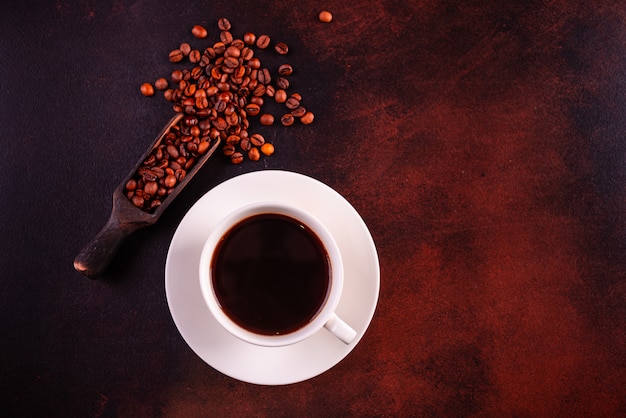 Le café du matin revigorant avec des bonbons.