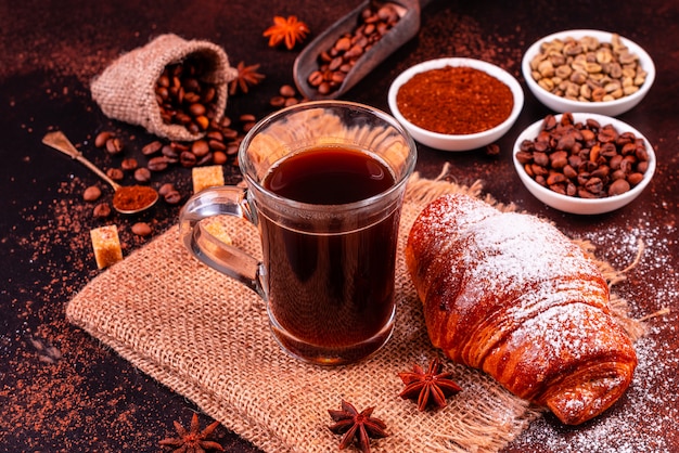 Le café du matin revigorant avec des bonbons.