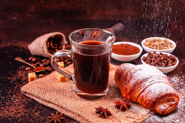 Le café du matin revigorant avec des bonbons.