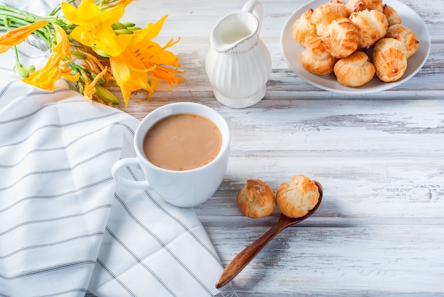 Café et éclairs sur blanc