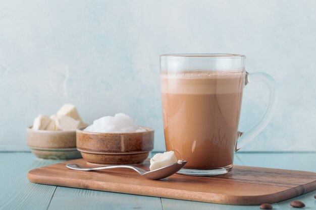 Café à l'épreuve des balles, mélangé avec du beurre biologique et de l'huile de noix de coco MCT, paléo, céto, petit-déjeuner de boisson cétogène.