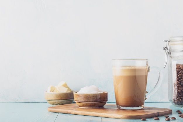 Café à l'épreuve des balles, mélangé avec du beurre biologique et de l'huile de noix de coco MCT, paléo, céto, petit-déjeuner cétogène.