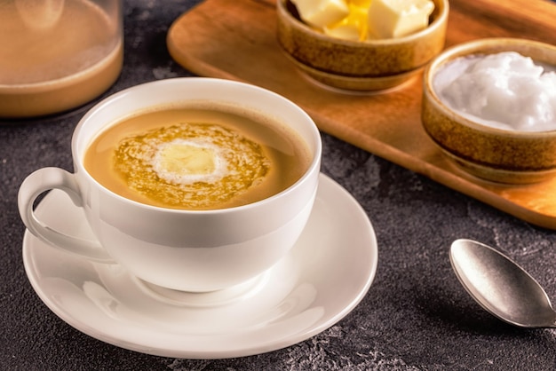 Café à l'épreuve des balles mélangé avec du beurre biologique et de l'huile de noix de coco MCT