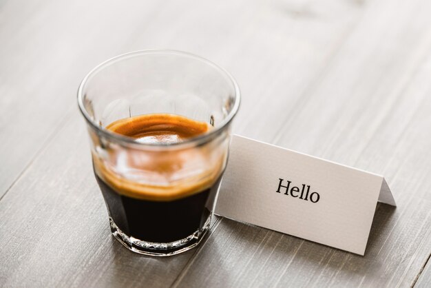 Café espresso fraîchement moulu en verre à liqueur sur table en bois