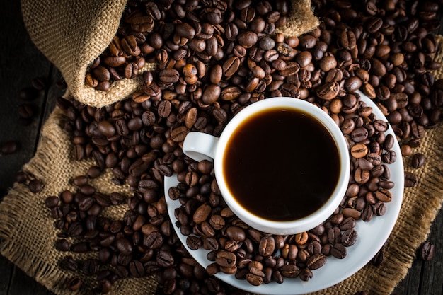 Café espresso et un morceau de gâteau avec une boucle.