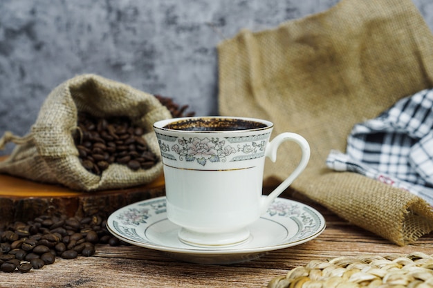 Le café est une boisson infusée préparée à partir de grains de café torréfiés, les graines de baies de certaines espèces de Coffea.