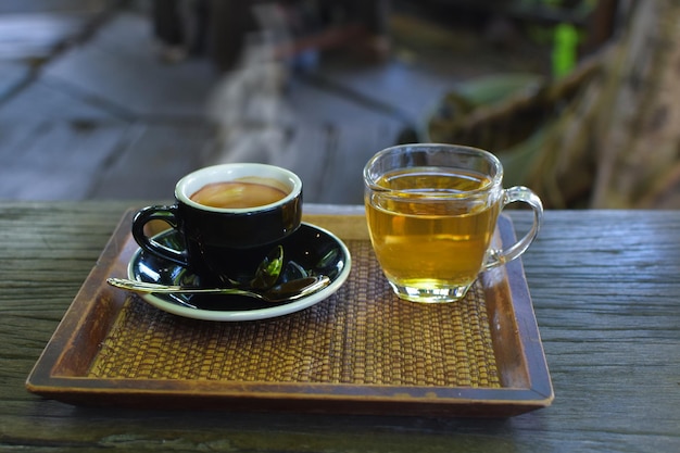 Le café est un café chaud fumé.