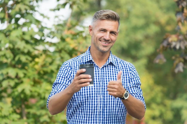 Le café est mon meilleur ami Un homme heureux lève le pouce en buvant du café Geste du pouce levé signe de la main Geste du pouce levé Satisfaction et approbation Levez le pouce et appréciez Le café est toujours une bonne idée