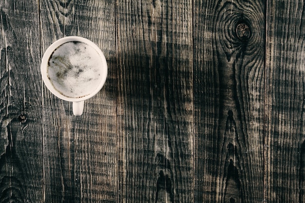 Le café est sur la table en bois