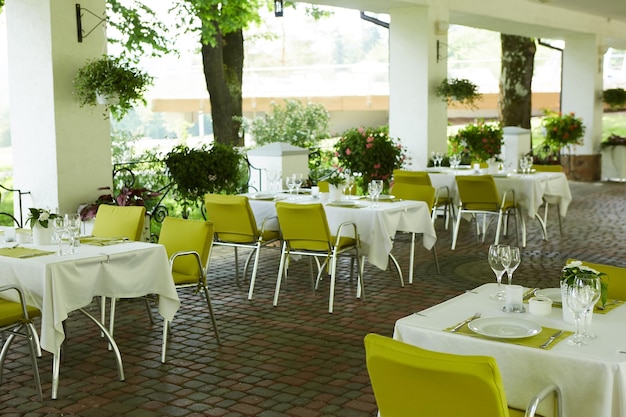 Café d'été en terrasse avec tables et chaises pour les personnes une institution vide pour les loisirs personne