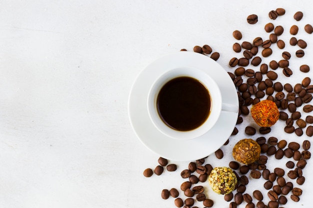 Café expresso et boules de truffes sur l'assiette, café et dessert