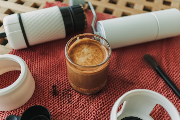 Café expresso avec cafetière et broyeur sur tissu rouge