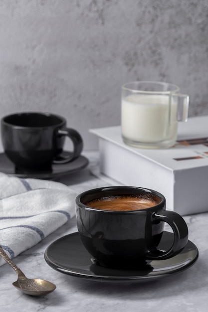 Café expresso chaud avec du lait sur fond de table en marbre. Pause café au café de style rétro