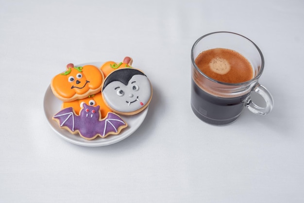 Café expresso chaud ou tasse de chocolat avec des biscuits d'Halloween drôles Happy Halloween day Trick or Threat Bonjour octobre automne automne Concept traditionnel de fête et de vacances