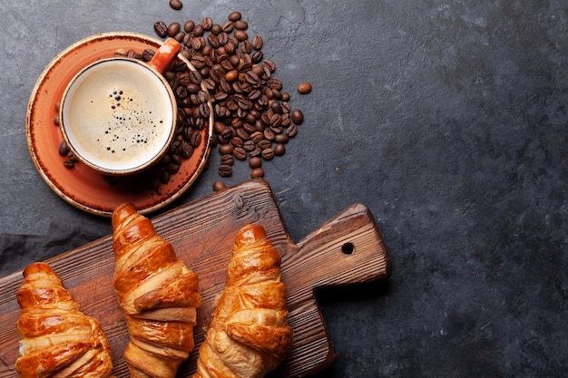 Café expresso et croissants pour le petit-déjeuner Vue de dessus à plat avec espace de copie