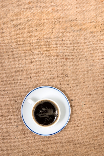 Café expresso dans une tasse blanche