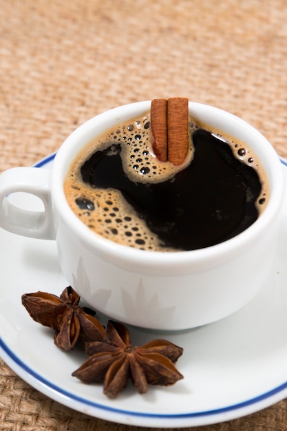 Café expresso dans une tasse blanche