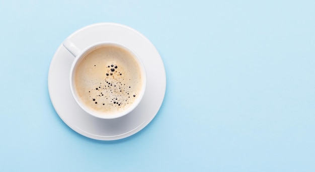 Café expresso sur fond bleu