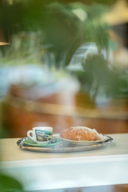 Café expresso jus d'orange et crème pâtissière croissant au bar pour le petit déjeuner