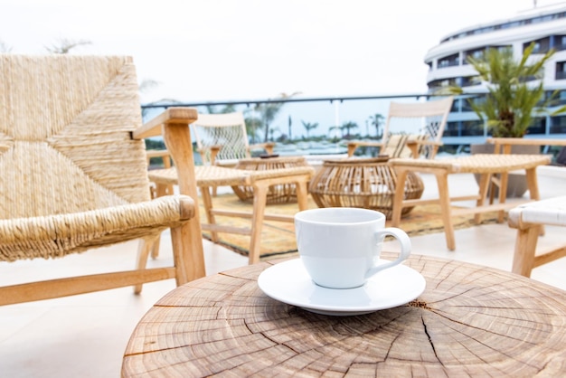 Café expresso moderne sur la table vacances à l'hôtel grand design pour n'importe quel but concept de relaxation boisson arôme naturel fond d'été