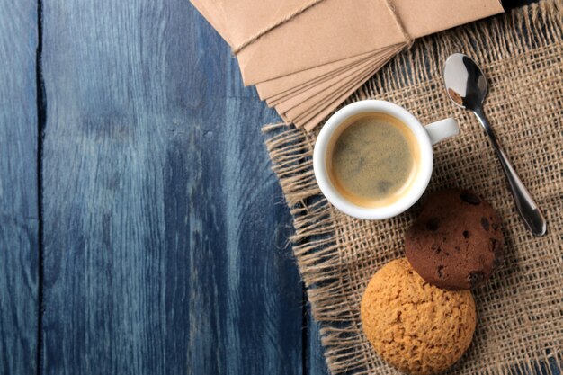 Café expresso naturel dans une tasse à café en céramique et biscuits sur une table en bois bleue. vue d'en-haut