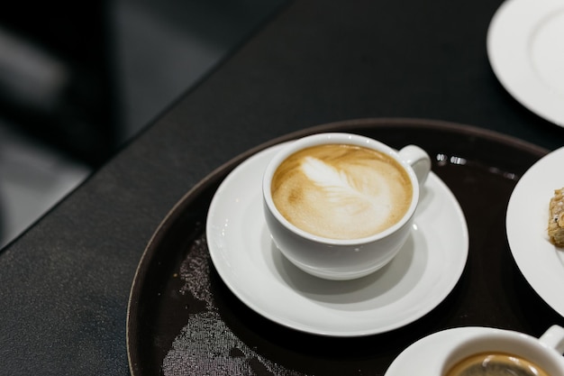 Café expresso sur une table en bois Café dans une petite tasse Bonjour Petites tasses de café Grain