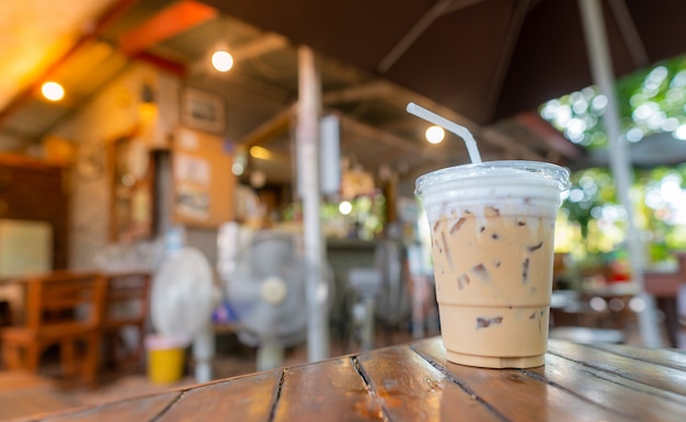 Photo café expresso sur table en bois dans un café