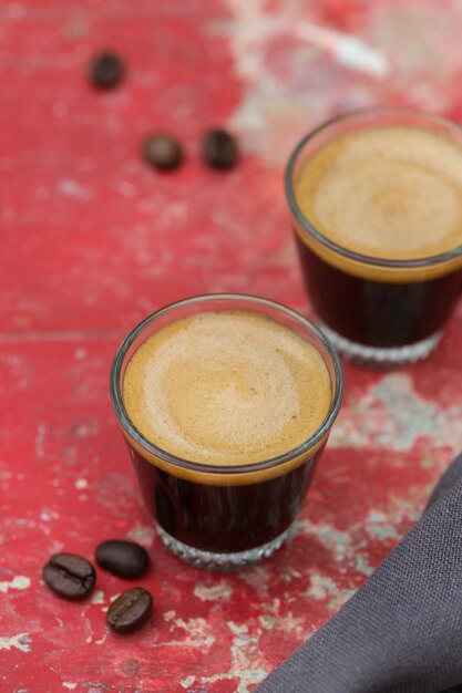 Café expresso tourné dans un verre sur une table