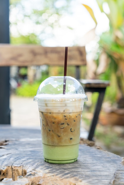 café expresso avec verre de thé vert matcha