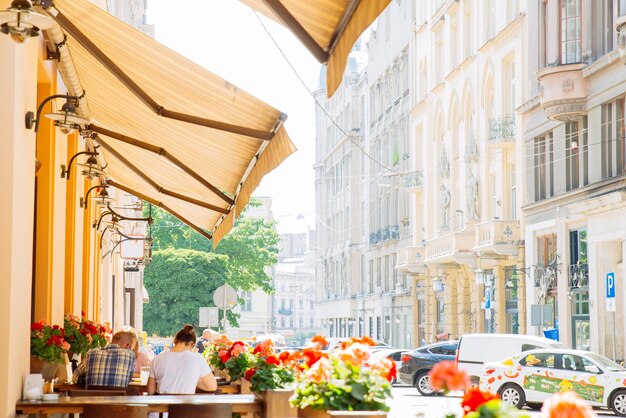 café à l'extérieur de la vieille ville européenne de Sunny Day