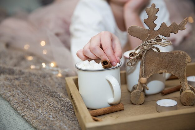 Café de fête avec guimauve sur le lit