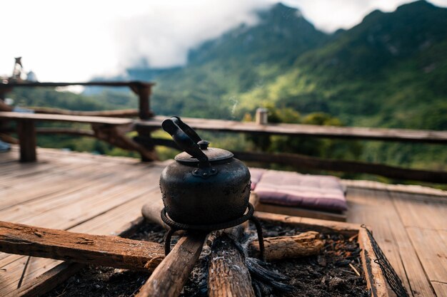 Café filtre sur le balcon et vue sur la montagne