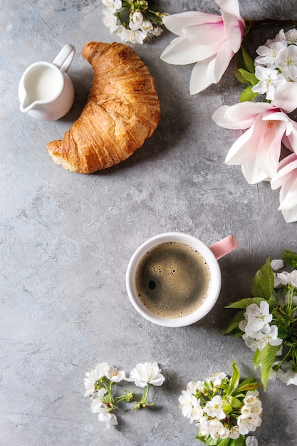 Café avec des fleurs de printemps