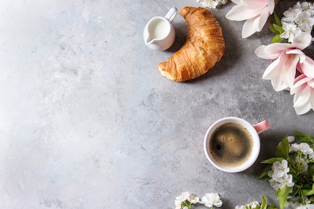 Café avec des fleurs de printemps