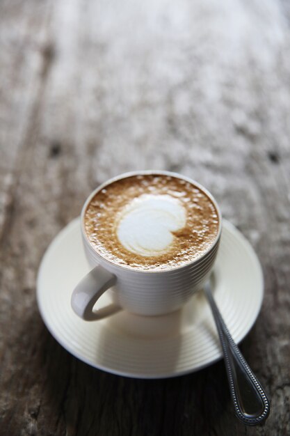 Café sur fond de bois