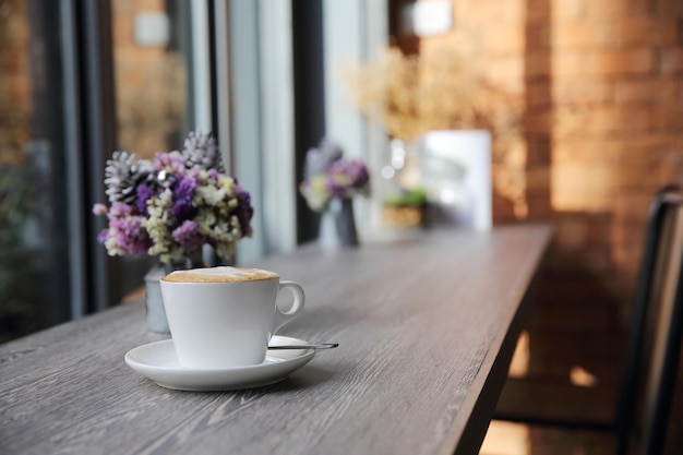 Café sur fond de bois