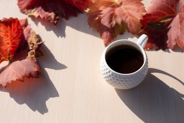 Café sur fond de table en bois nature dans le jardin