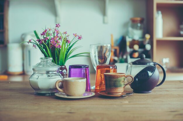 Photo café sur fond de table en bois pour le texte cuisine sur le fond