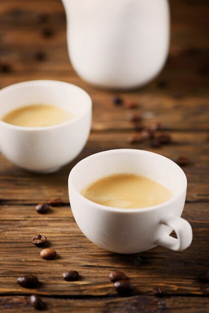 Café fort chaud sur la table en bois, mise au point sélective