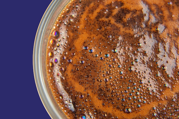 Café fraîchement moulu dans une tasse sur fond bleu libre