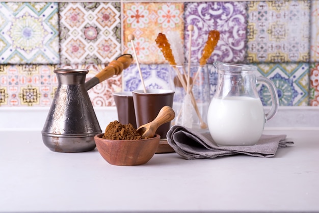 Café fraîchement moulu avec plusieurs ingrédients pour faire du café dans la cuisine à domicile