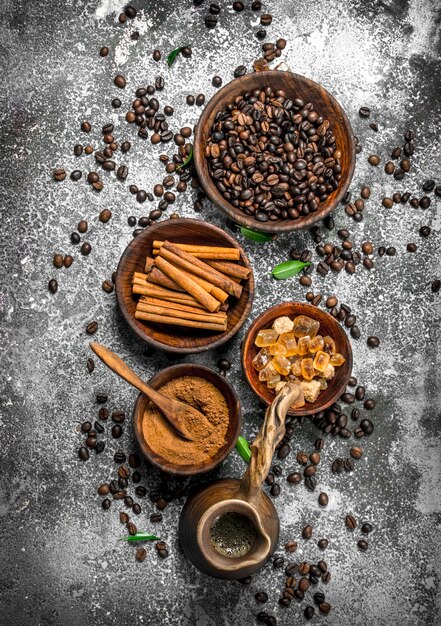 Café frais dans une dinde en argile avec des cristaux de sucre et de cannelle