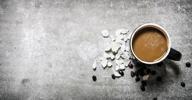 Café frais avec du lait et du sucre.