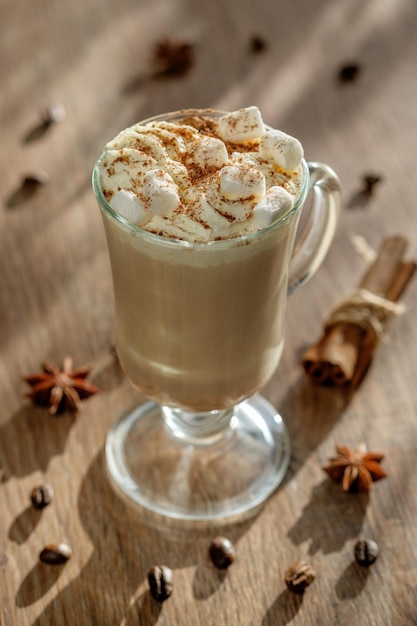 Café frais du matin avec crème fouettée et guimauves